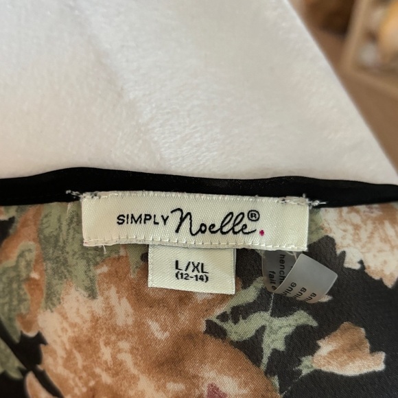 Simply Noelle Floral Tunic - Picture 9 of 9